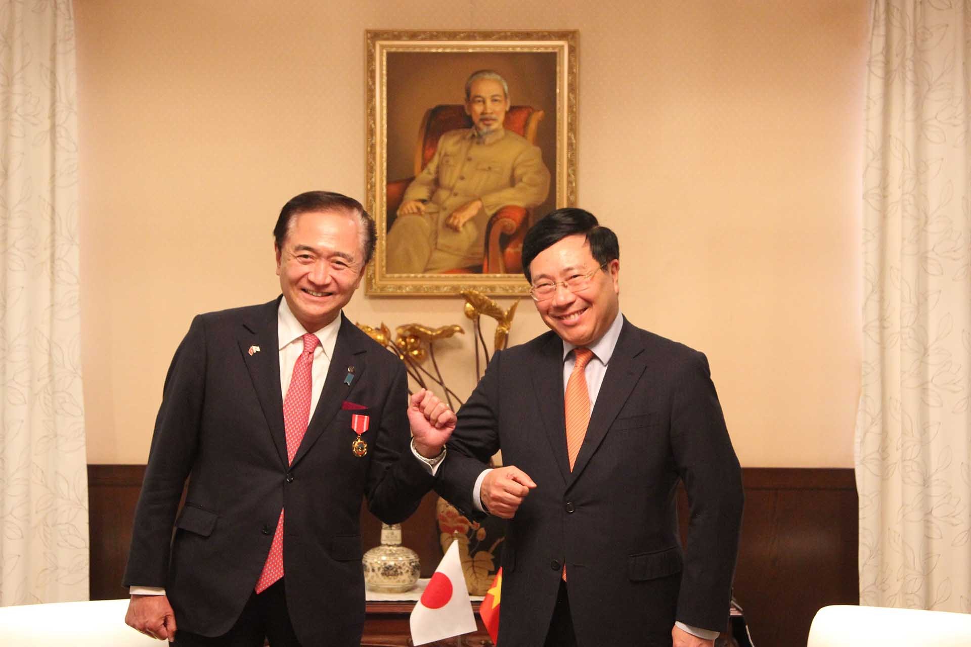 Phó Thủ tướng Thường trực Phạm Bình Minh (phải) tiếp ông Yuji Kuroiwa, Thống đốc tỉnh Kanagawa (Nhật Bản). (Nguồn: TTXVN)