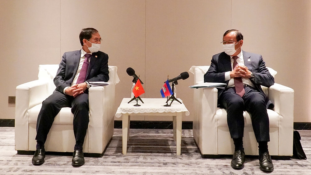 Foreign ministers satisfied with development trend in Viet Nam-Cambodia ties