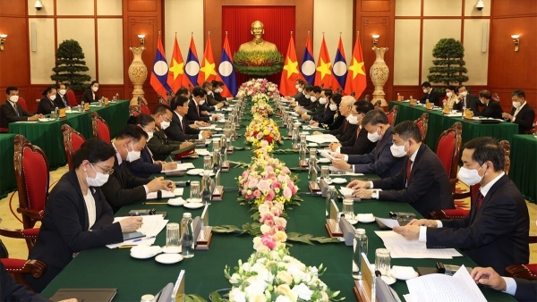 Top leaders of Viet Nam, Laos vow to beef up special ties