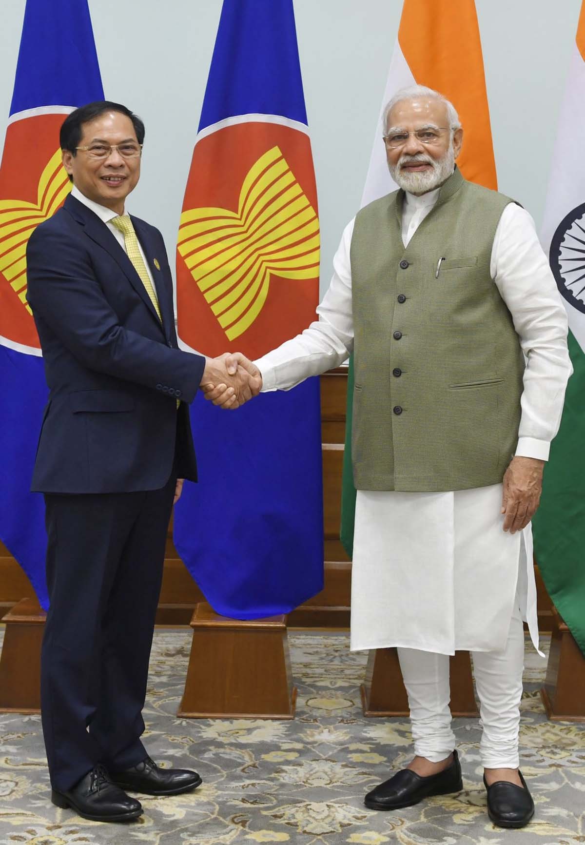 Bộ trưởng Ngoại giao Bùi Thanh Sơn chào xã giao Thủ tướng Ấn Độ Narendra Modi.