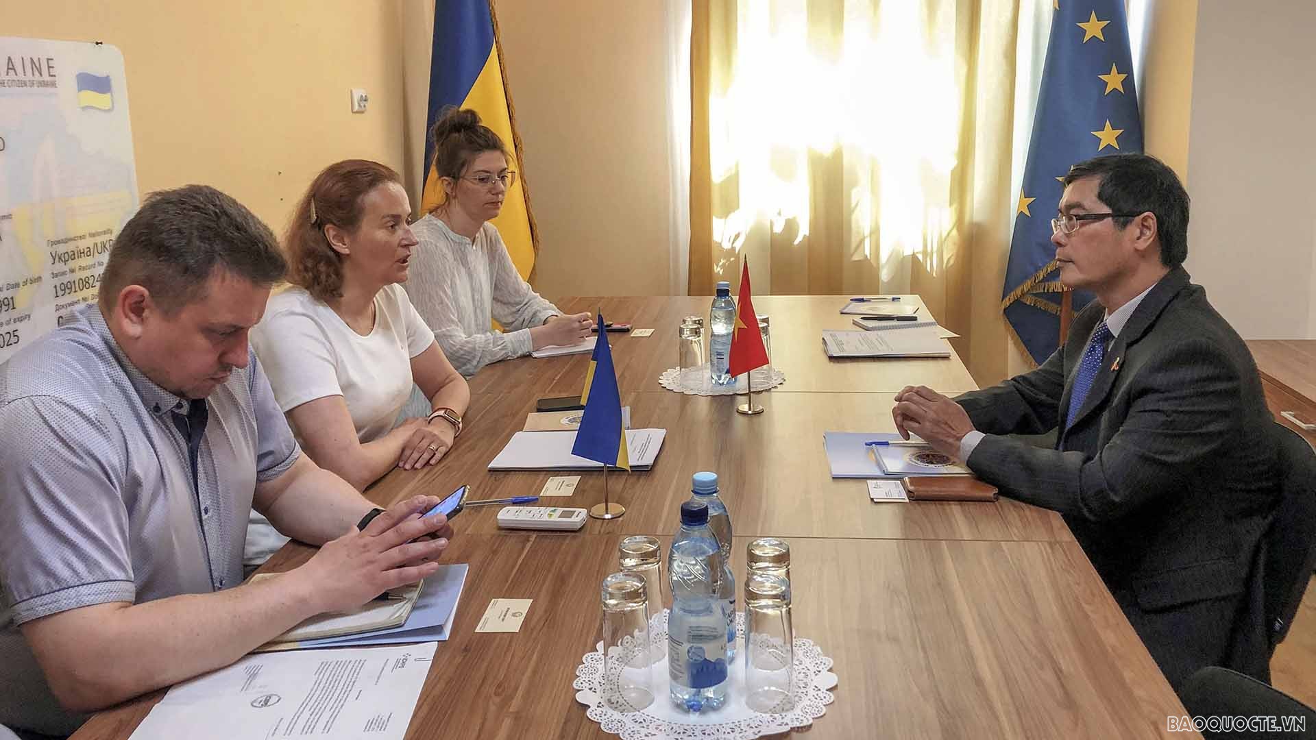 Đại sứ Nguyễn Hồng Thạch làm việc với Cơ quan di trú và đại diện Bộ Ngoại giao Ukraine tại trụ sở của Cơ quan di trú.