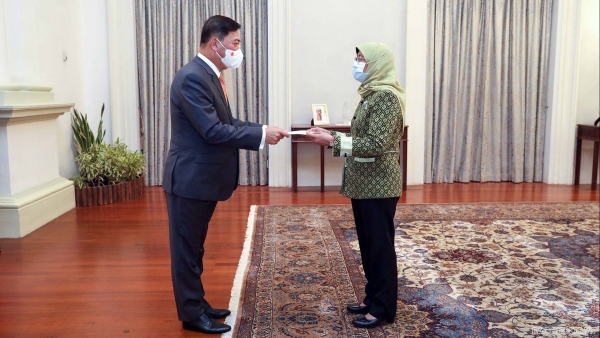 Ambassador Mai Phuoc Dung presented credentials to Singaporean President Halimah Yacob