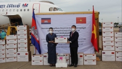 Prime Minister extends thanks to Cambodian counterpart over help to HCM City