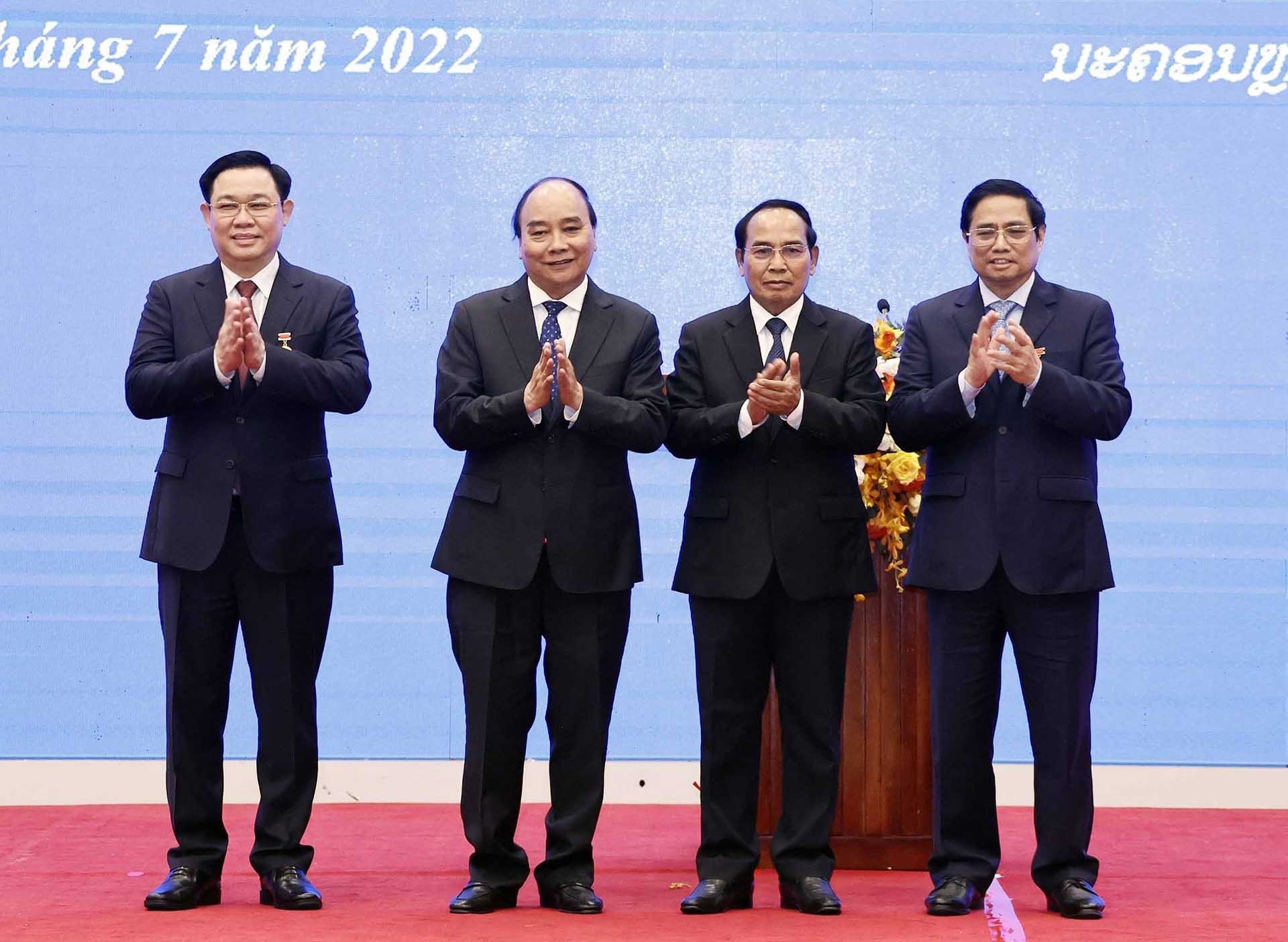 Chủ tịch nước Nguyễn Xuân Phúc chứng kiến lễ trao tặng Huân chương Vàng Quốc gia của Lào, do đồng chí Bounthong Chitmany, Ủy viên Bộ Chính trị, Thường trực Ban Bí thư, Phó Chủ tịch nước Lào trao cho đồng chí Phạm Minh Chính, Ủy viên Bộ Chính trị, Thủ tướng Chính phủ và đồng chí Vương Đình Huệ, Ủy viên Bộ Chính trị, Chủ tịch Quốc hội. (Nguồn: TTXVN) Chủ tịch nước Nguyễn Xuân Phúc chứng kiến lễ trao tặng Huân chương Vàng Quốc gia của Lào, do đồng chí Bounthong Chitmany, Ủy viên Bộ Chính trị, Thường trực Ban Bí thư, Phó Chủ tịch nước Lào trao cho đồng chí Phạm Minh Chính, Ủy viên Bộ Chính trị, Thủ tướn