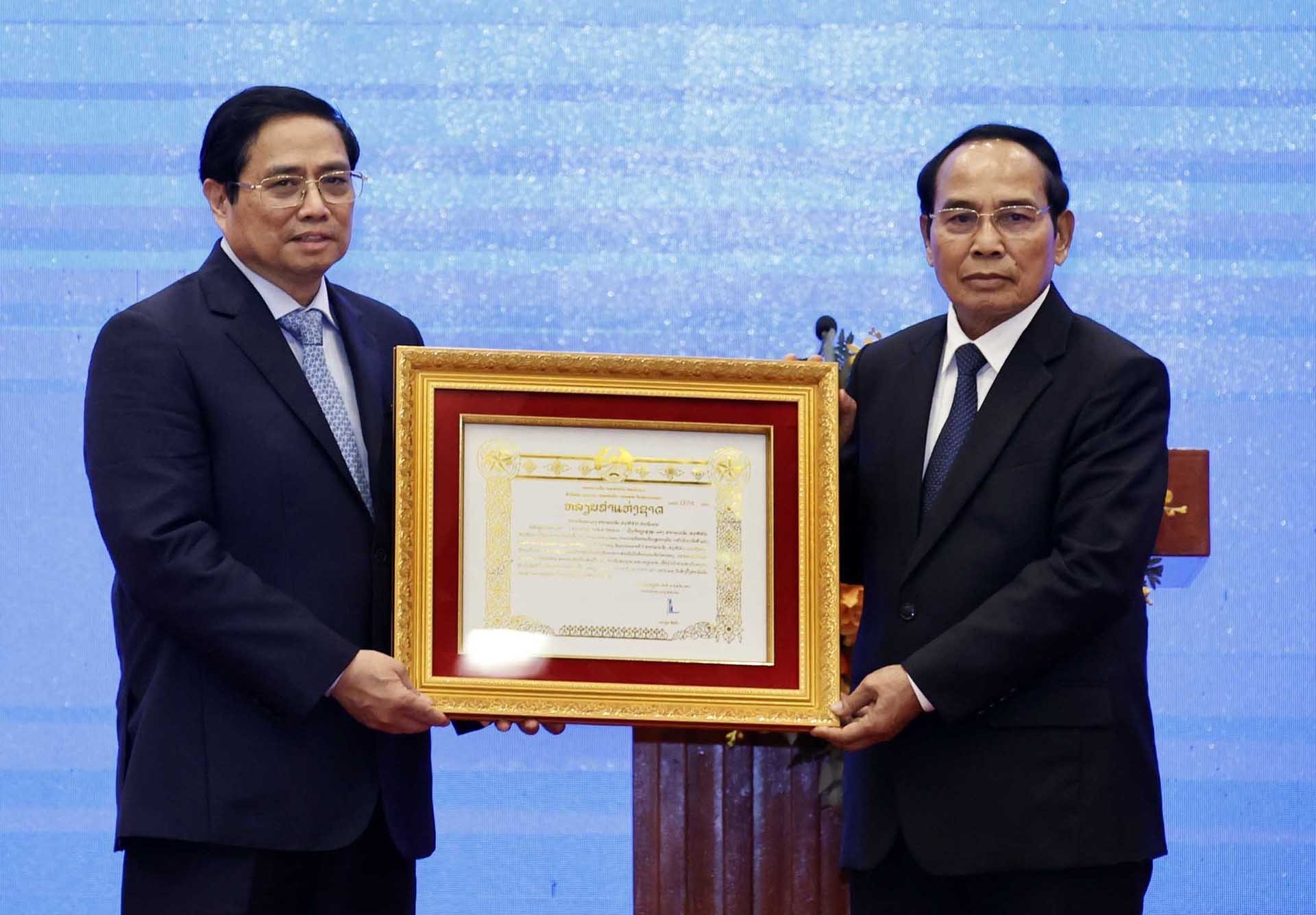 Đồng chí Bounthong Chitmany, Ủy viên Bộ Chính trị, Thường trực Ban Bí thư, Phó Chủ tịch nước Lào trao Huân chương Vàng Quốc gia của Lào cho đồng chí Phạm Minh Chính, Uỷ viên Bộ Chính trị, Thủ tướng Chính phủ. (Nguồn: TTXVN) Đồng chí Bounthong Chitmany, Ủy viên Bộ Chính trị, Thường trực Ban Bí thư, Phó Chủ tịch nước Lào trao Huân chương Vàng Quốc gia của Lào cho đồng chí Phạm Minh Chính, Uỷ viên Bộ Chính trị, Thủ tướng Chính phủ. (Nguồn: TTXVN)