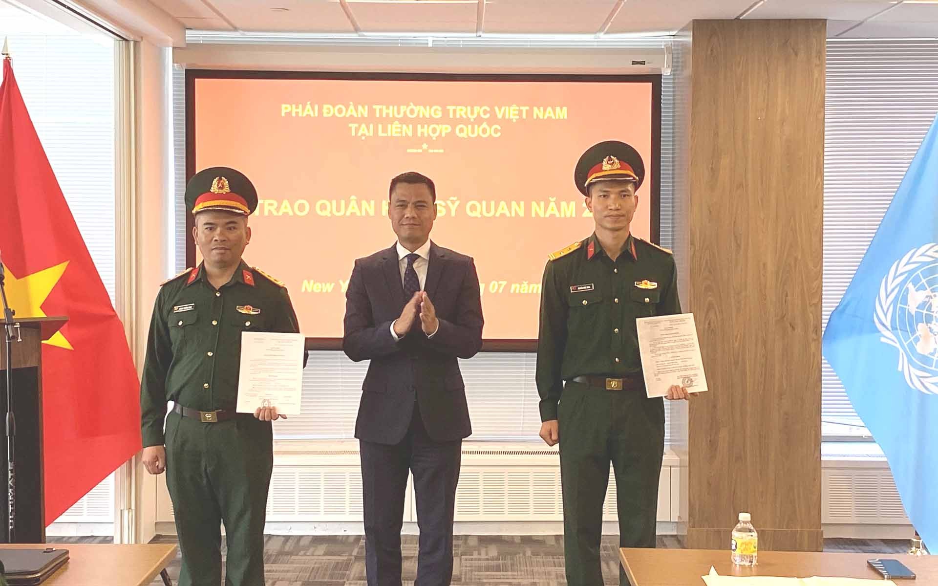 Đại sứ Đặng Hoàng Giang và ccs đồng chí được trao quân hàm.