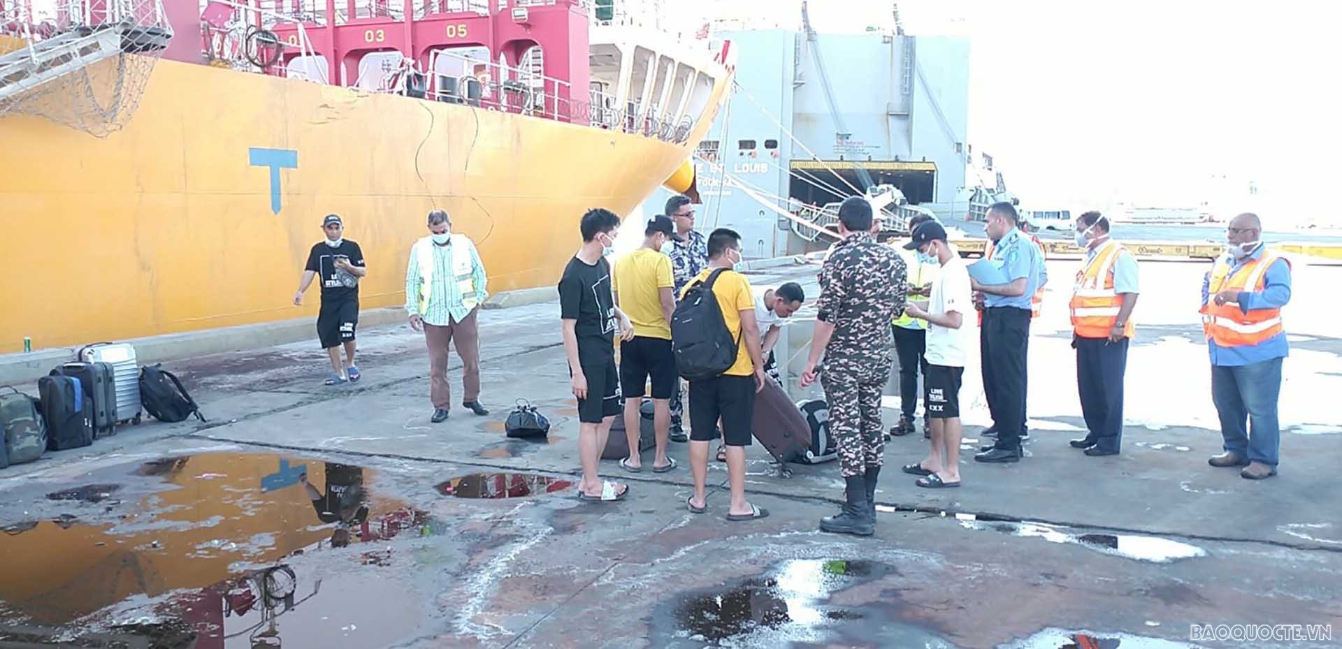 Các thuyền viên Việt Nam lấy đồ và làm thủ tục trước khi về nước.