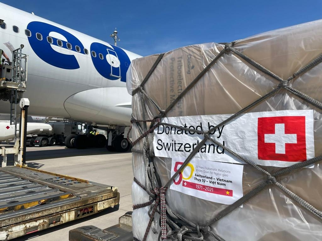 Switzerland presents 13 tonnes of medical supplies to Viet Nam