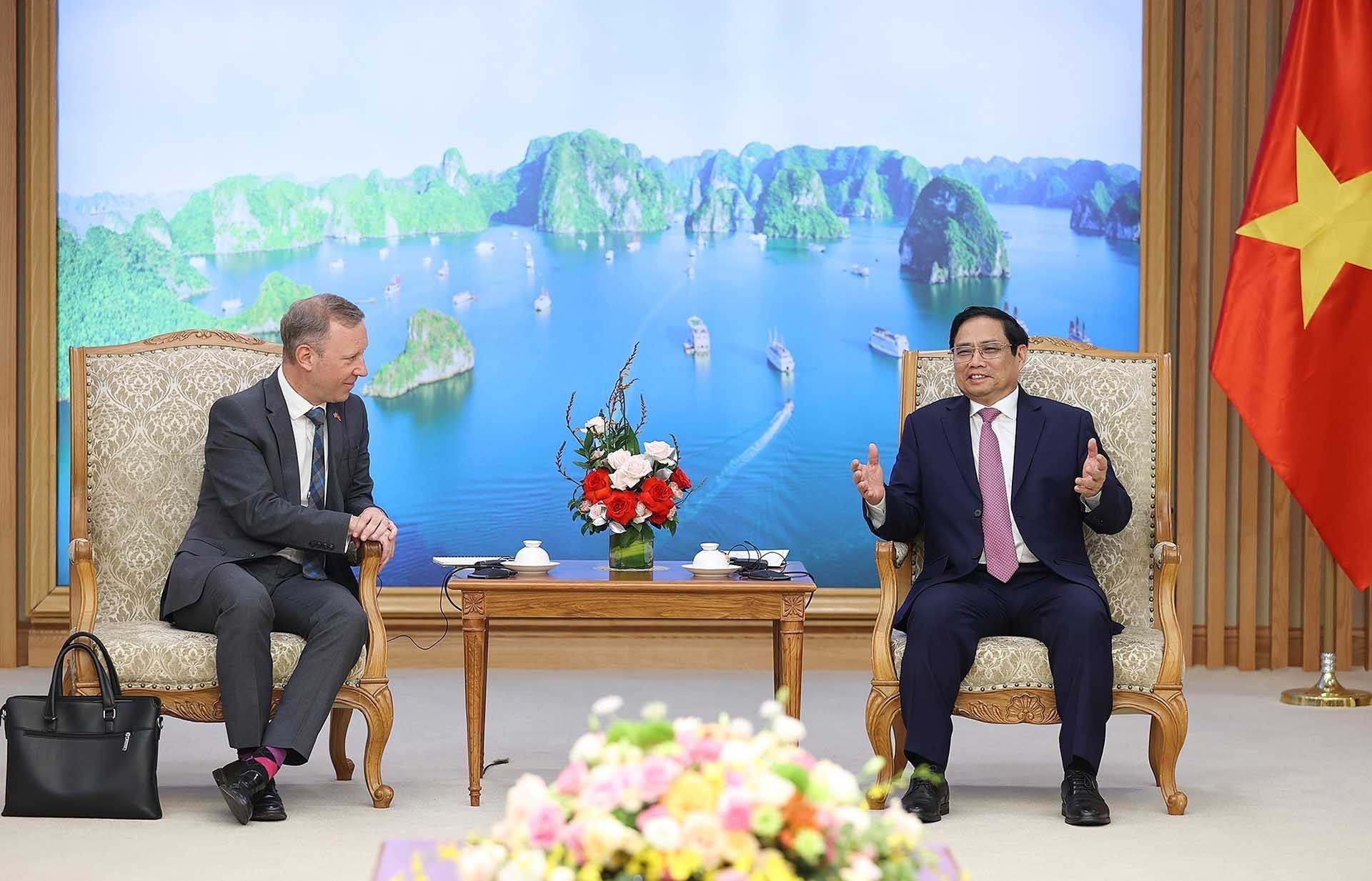 Thủ tướng Phạm Minh Chính tiếp Đại sứ Liên hiệp Vương quốc Anh và Bắc Ireland Gareth Ward chào từ biệt. (Nguồn: TTXVN)