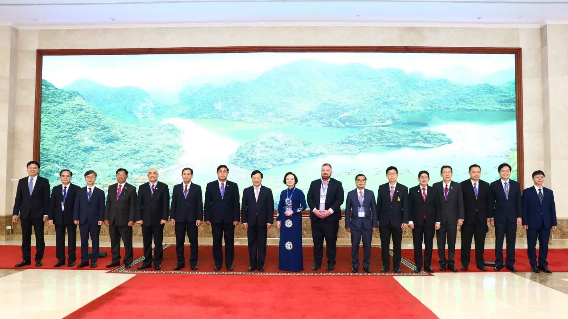 Phó Thủ tướng Thường trực Phạm Bình Minh với các đại biểu. (Nguồn: TTXVN)