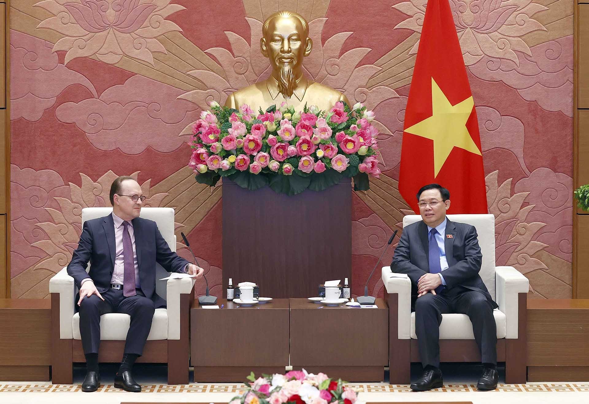 Chủ tịch Quốc hội Vương Đình Huệ tiếp Đại sứ Liên bang Nga tại Việt Nam Gennady Bezdetko. (Nguồn: TTXVN)