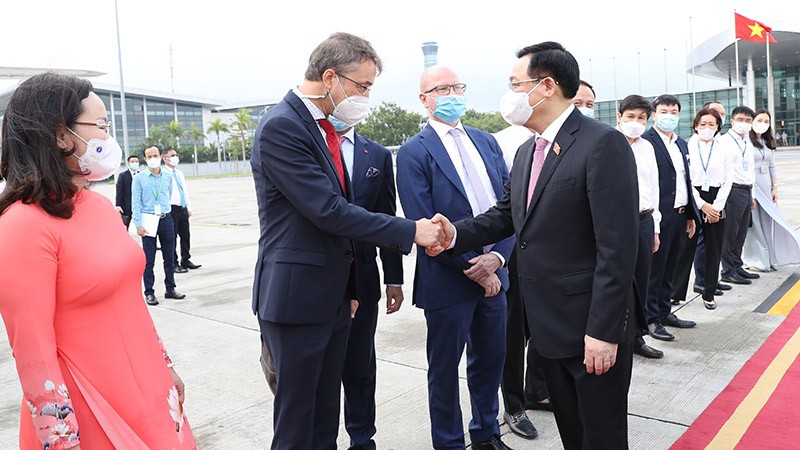 Các đại biểu tiễn Chủ tịch Quốc hội Vương Đình Huệ cùng Đoàn đại biểu cấp cao Quốc hội Việt Nam, tại sân bay quốc tế Nội Bài (Hà Nội). (Nguồn: TTXVN) Các đại biểu tiễn Chủ tịch Quốc hội Vương Đình Huệ cùng Đoàn đại biểu cấp cao Quốc hội Việt Nam, tại sân bay quốc tế Nội Bài (Hà Nội). (Nguồn: TTXVN)