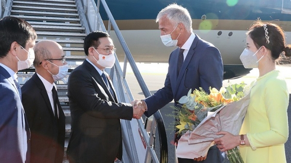 NA Chairman Vuong Dinh Hue arrives in Brussels, beginning working visit to EP, Belgium