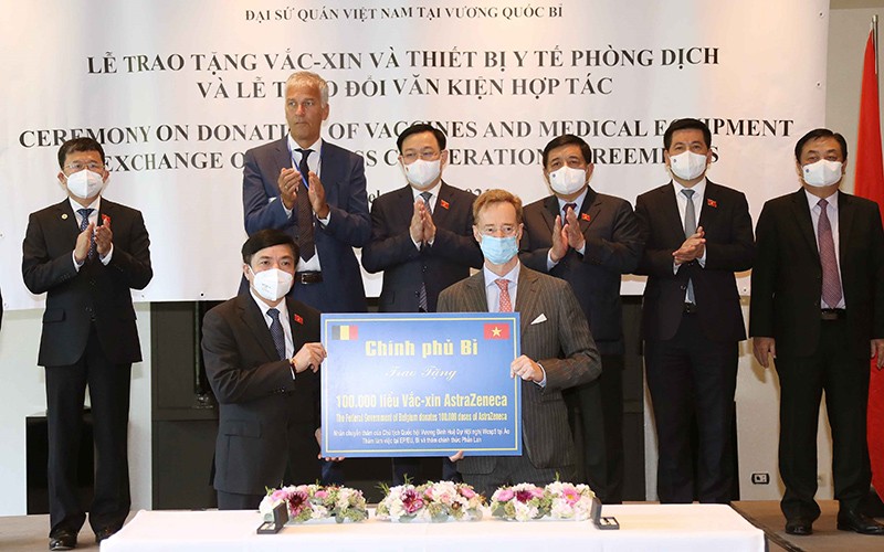Belgian Foreign Ministry hands over 100,000 doses of vaccine to Vietnam