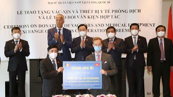 Belgian Foreign Ministry hands over 100,000 doses of vaccine to Viet Nam