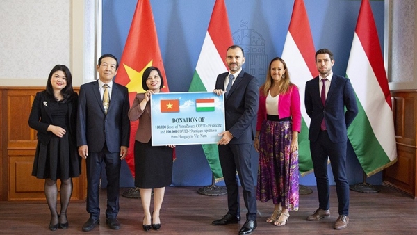 Hungary presents COVID-19 vaccine, medical supply to Viet Nam