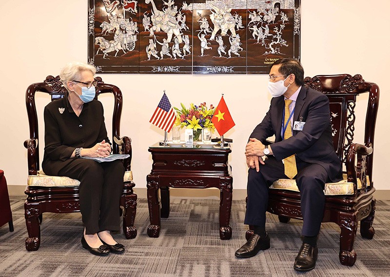Vietnamese FM holds bilateral meetings with foreign diplomats