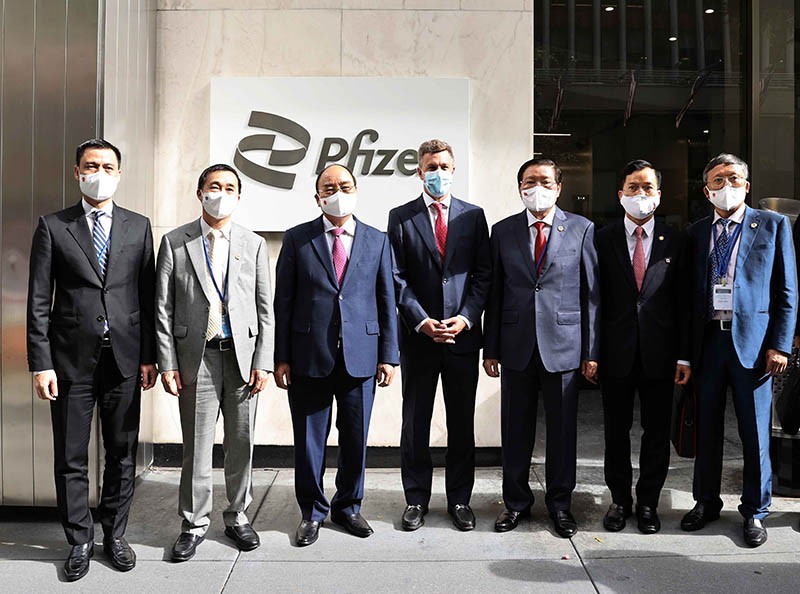 Chủ tịch nước Nguyễn Xuân Phúc đến thăm và làm việc tại Công ty Pfizer. (Nguồn: TTXVN)