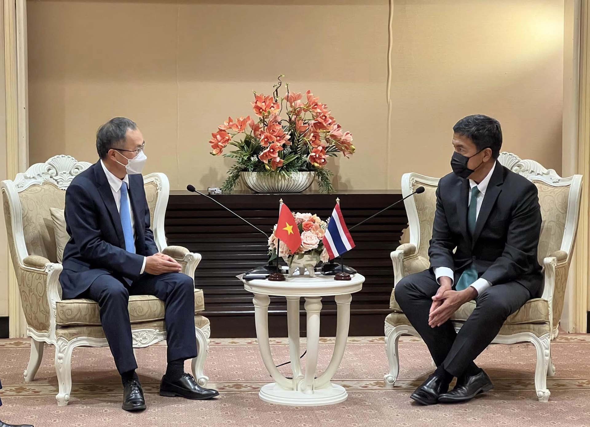 Đại sứ Phan Chí Thành trao đổi với Thị trưởng Bangkok Chadchart Sittipunt