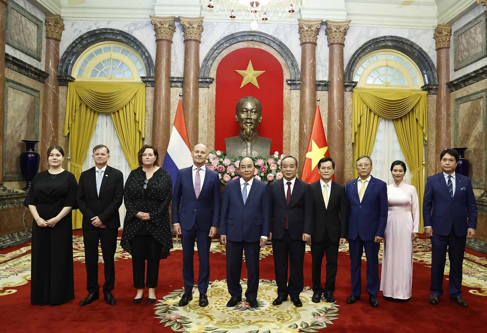 Chủ tịch nước Nguyễn Xuân Phúc và Đại sứ Hà Lan Kees van Baar cùng các đại biểu. (Nguồn: TTXVN)