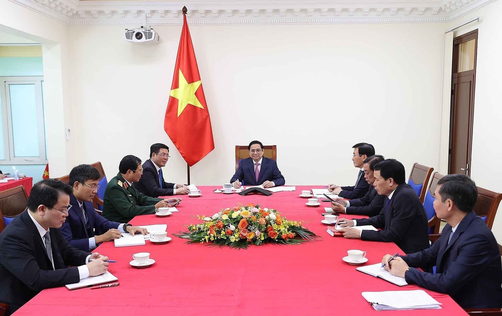Thủ tướng Phạm Minh Chính điện đàm với Thủ tướng Trung Quốc Lý Khắc Cường. (Nguồn: TTXVN)