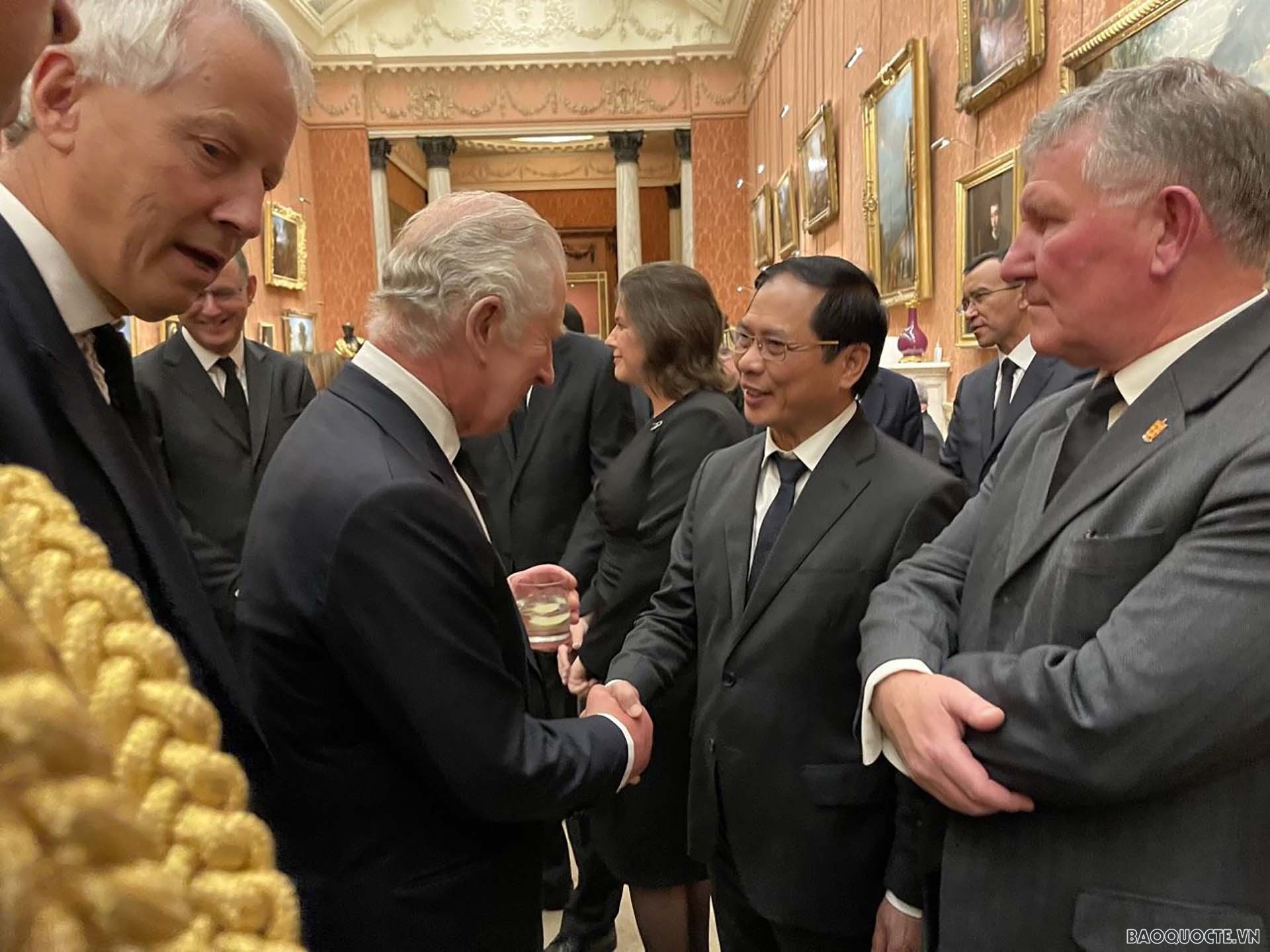 Bộ trưởng Ngoại giao Bùi Thanh Sơn gặp Nhà Vua Charles III.