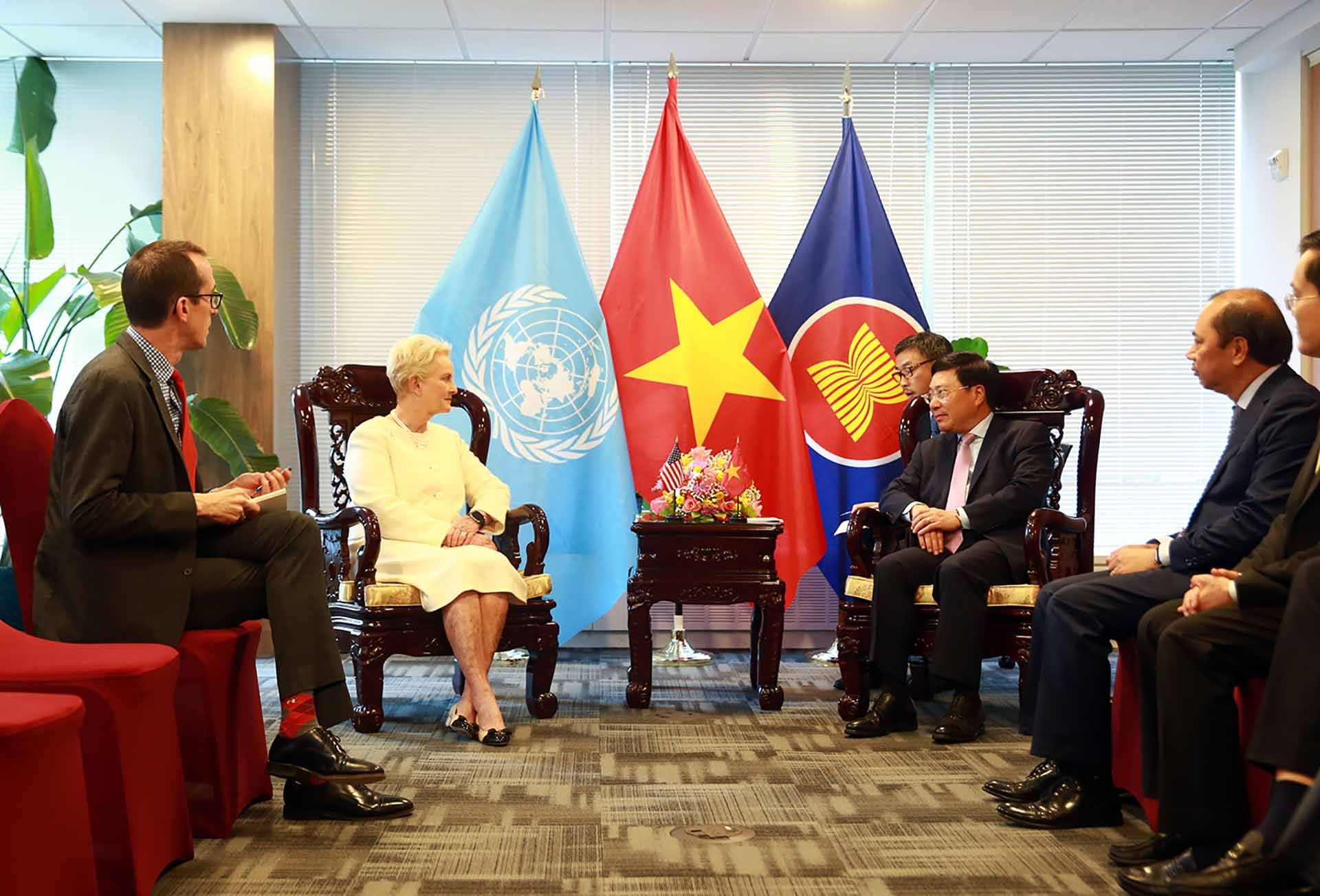 Phó Thủ tướng Thường trực Phạm Bình Minh tiếp Đại sứ Hoa Kỳ tại Tổ chức Lương thực và Nông nghiệp của LHQ Cindy McCain. (Nguồn: VGP)