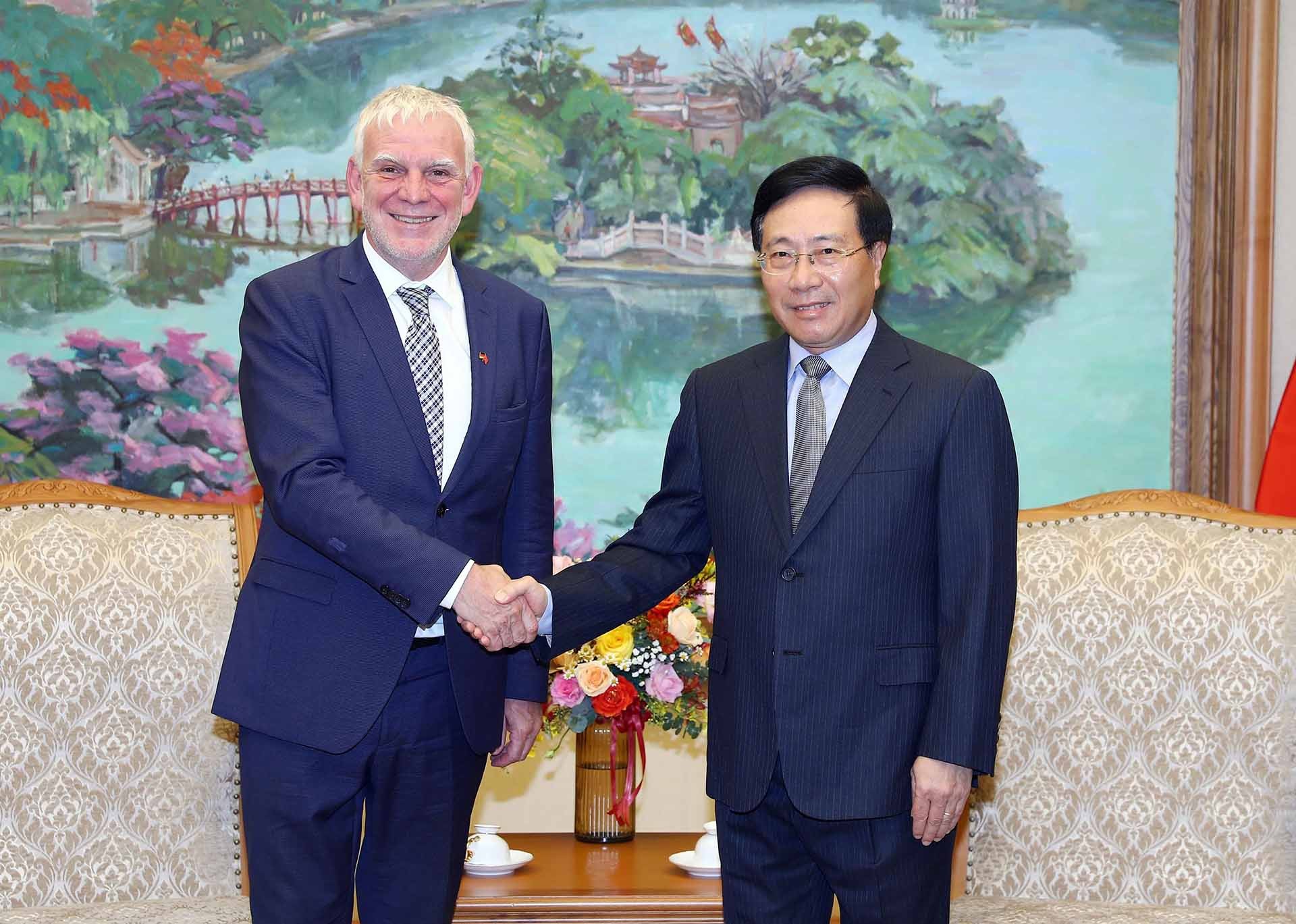 Phó Thủ tướng Thường trực Phạm Bình Minh tiếp ông Jochen Flasbarth, Quốc Vụ khanh Bộ hợp tác kinh tế và phát triển Đức. (Nguồn: TTXVN)
