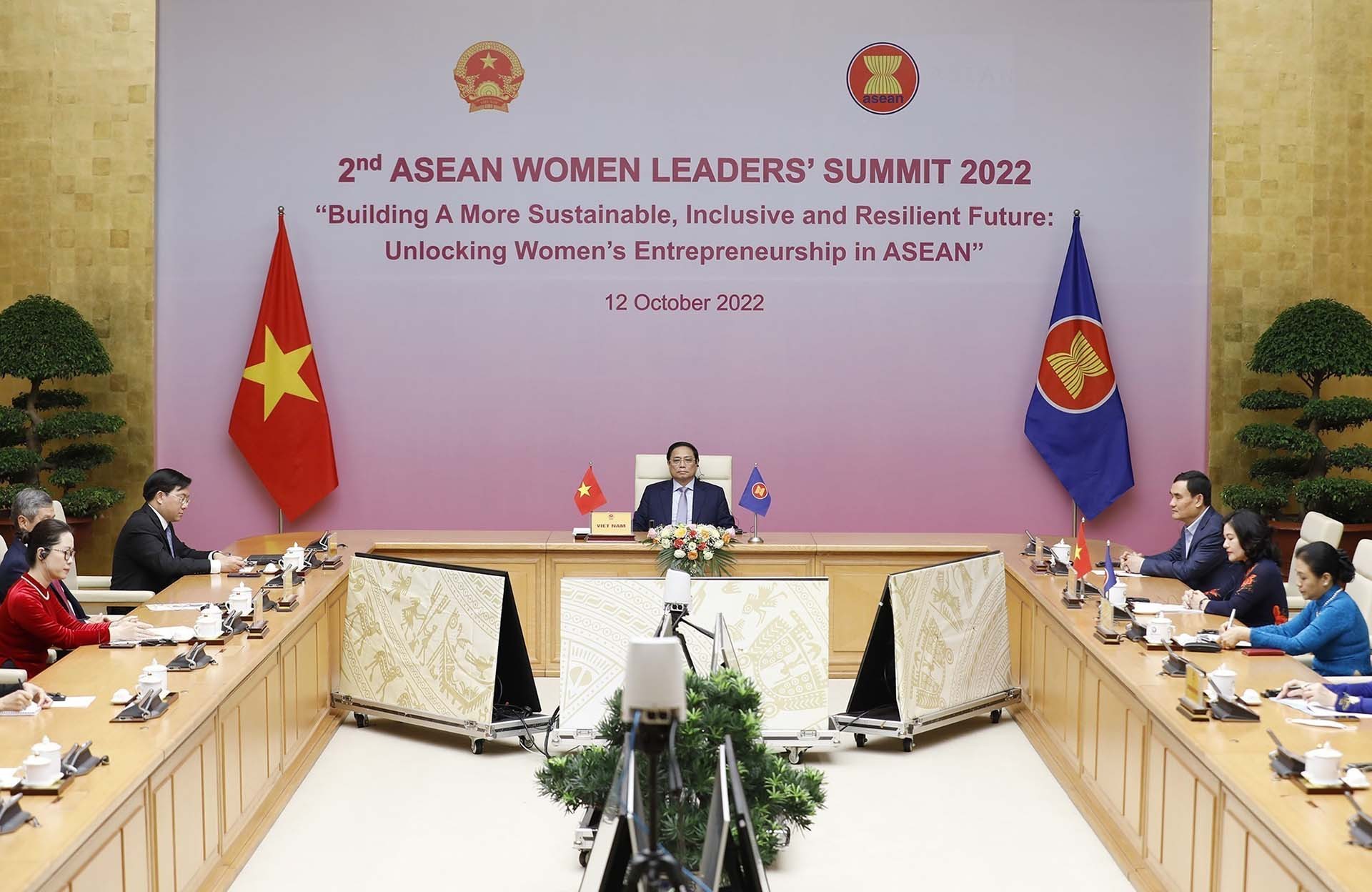Thủ tướng Phạm Minh Chính dự Phiên toàn thể Hội nghị Thượng đỉnh Lãnh đạo nữ ASEAN lần thứ 2 tại điểm cầu Hà Nội. (Nguồn: TTXVN)
