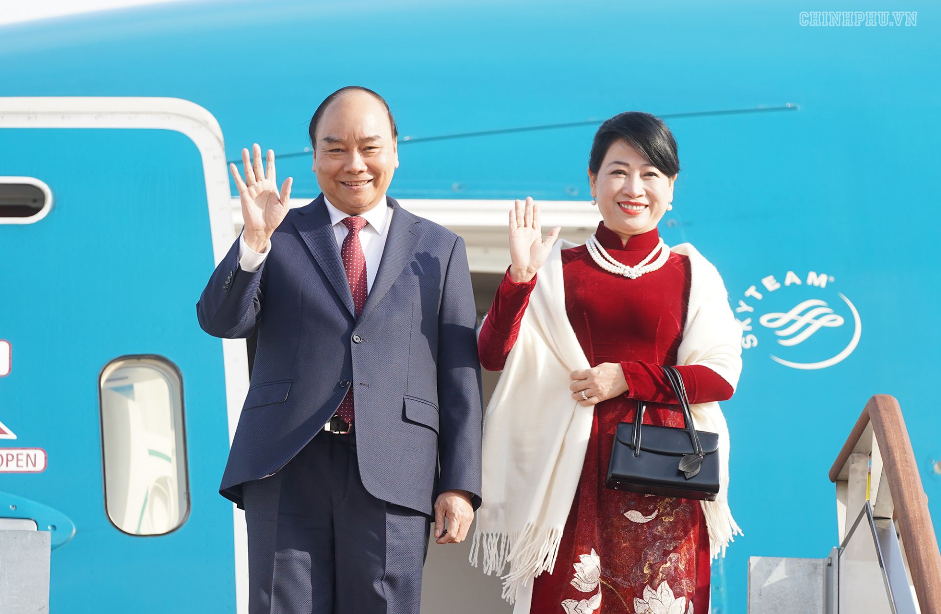 pm nguyen xuan phuc begins official visit to republic of korea