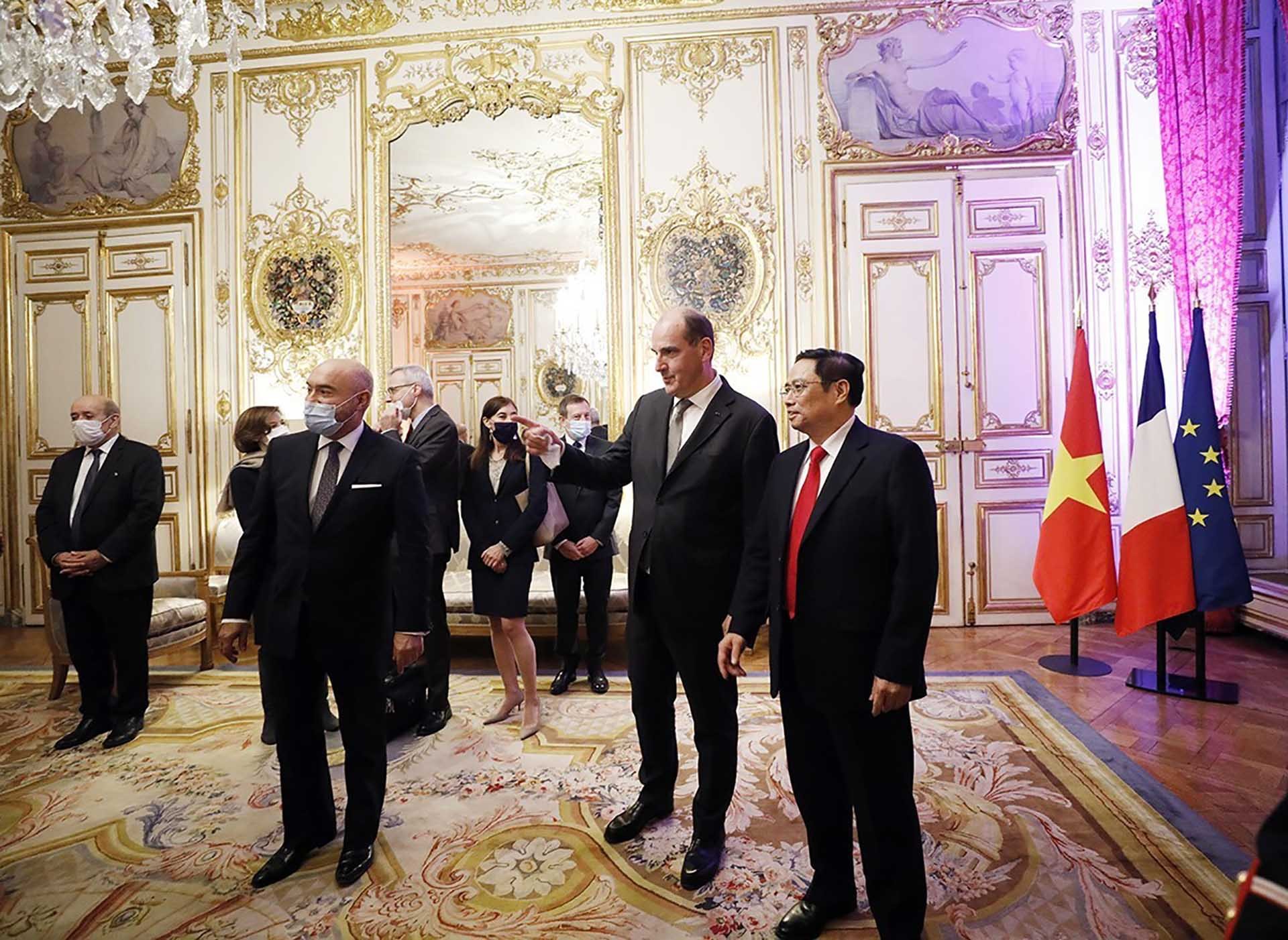 Thủ tướng Pháp Jean Castex và Thủ tướng Phạm Minh Chính trước khi bước vào hội đàm. (Nguồn: TTXVN)