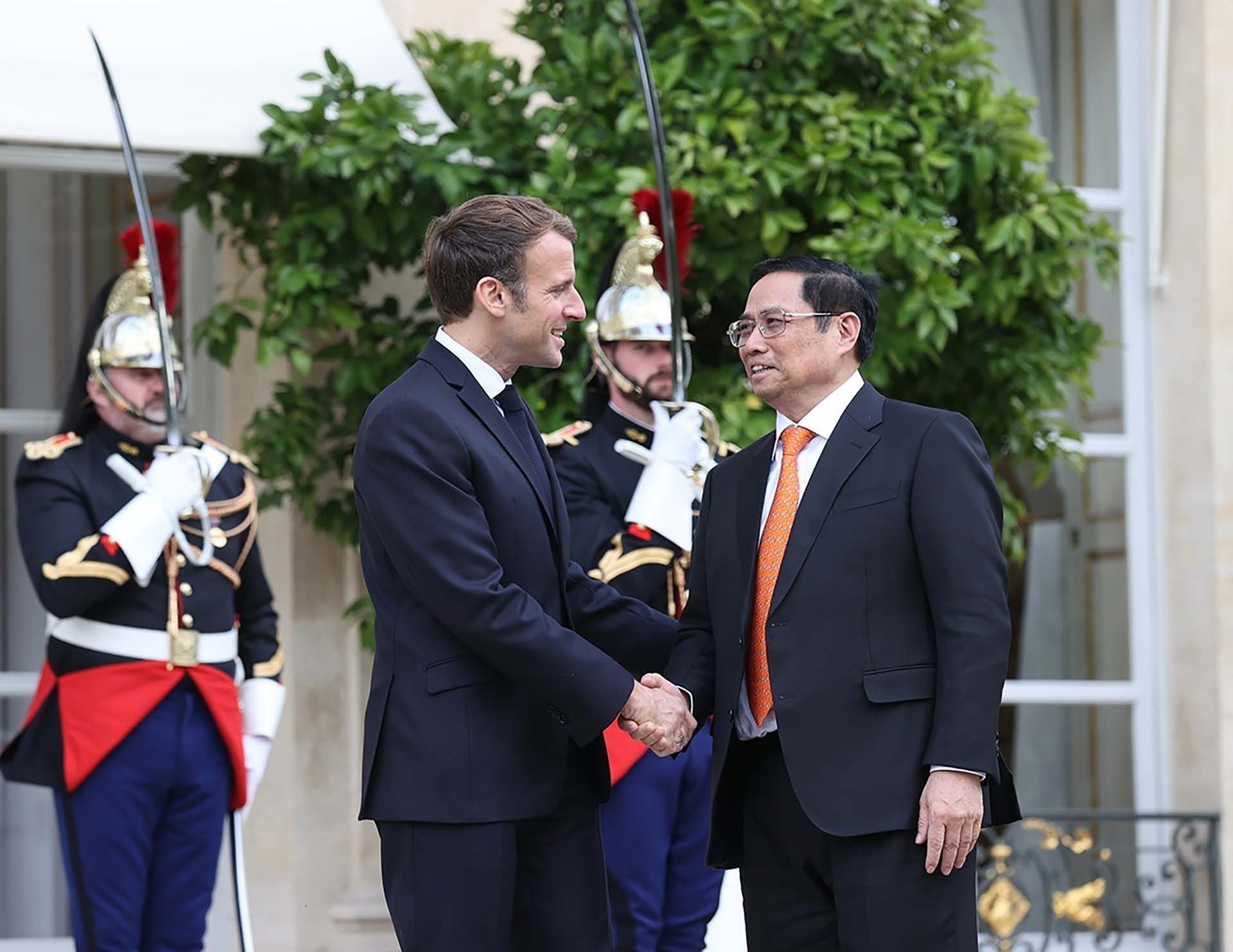 Tổng thống Pháp Emmanuel Macron đón Thủ tướng Phạm Minh Chính. (Nguồn: TTXVN)