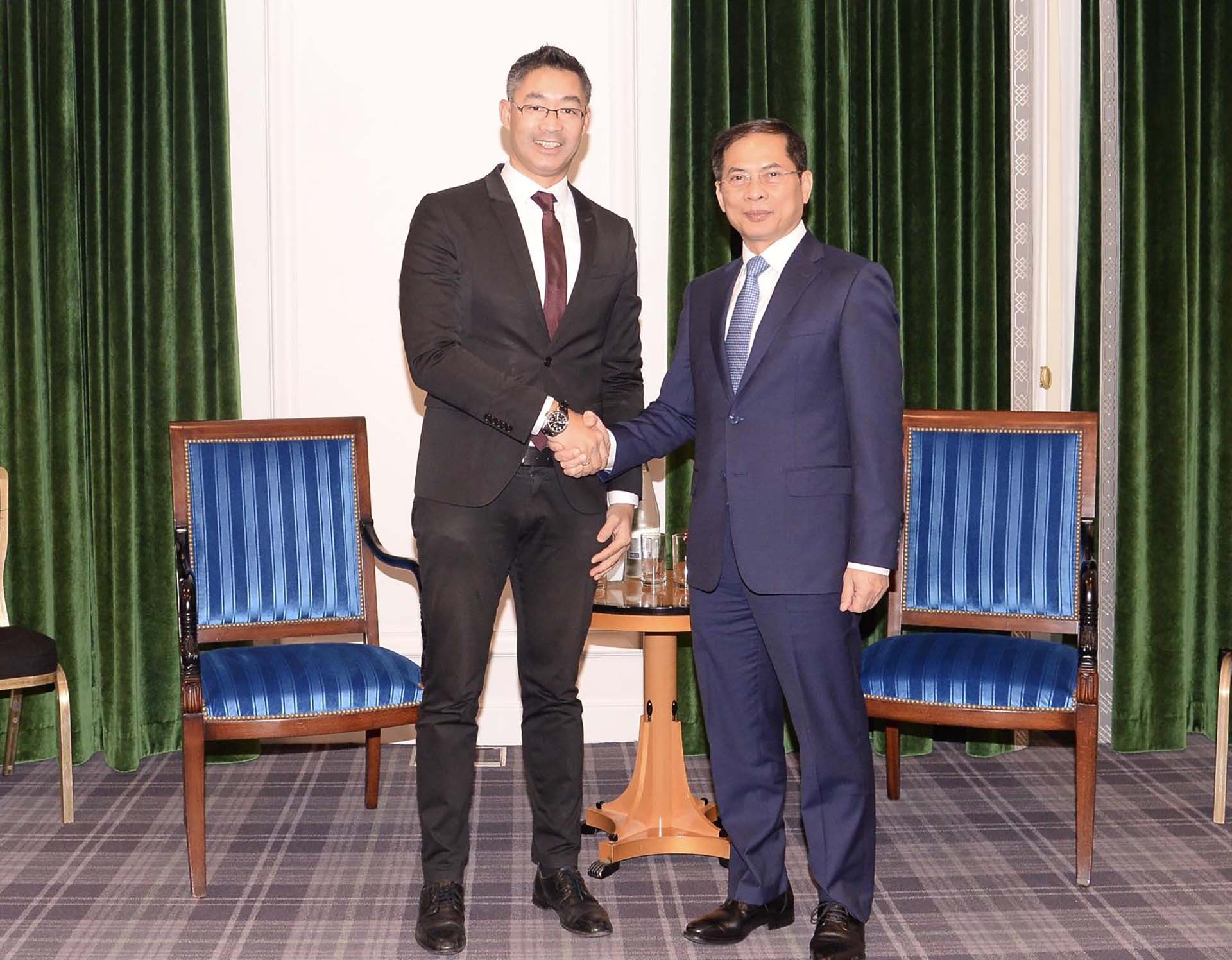 Bộ trưởng Ngoại giao Bùi Thanh Sơn tiếp Lãnh sự danh dự Việt Nam tại Thụy Sỹ Philipp Rosler.