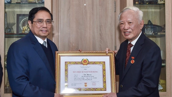 60-year Party membership badge presented to former Deputy PM Vu Khoan