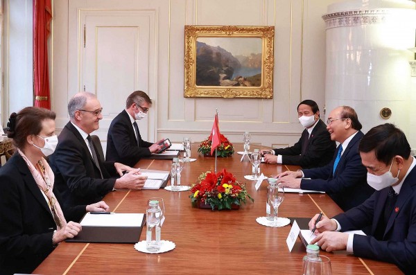 President Nguyen Xuan Phuc holds talks with Swiss counterpart Guy Parmelin