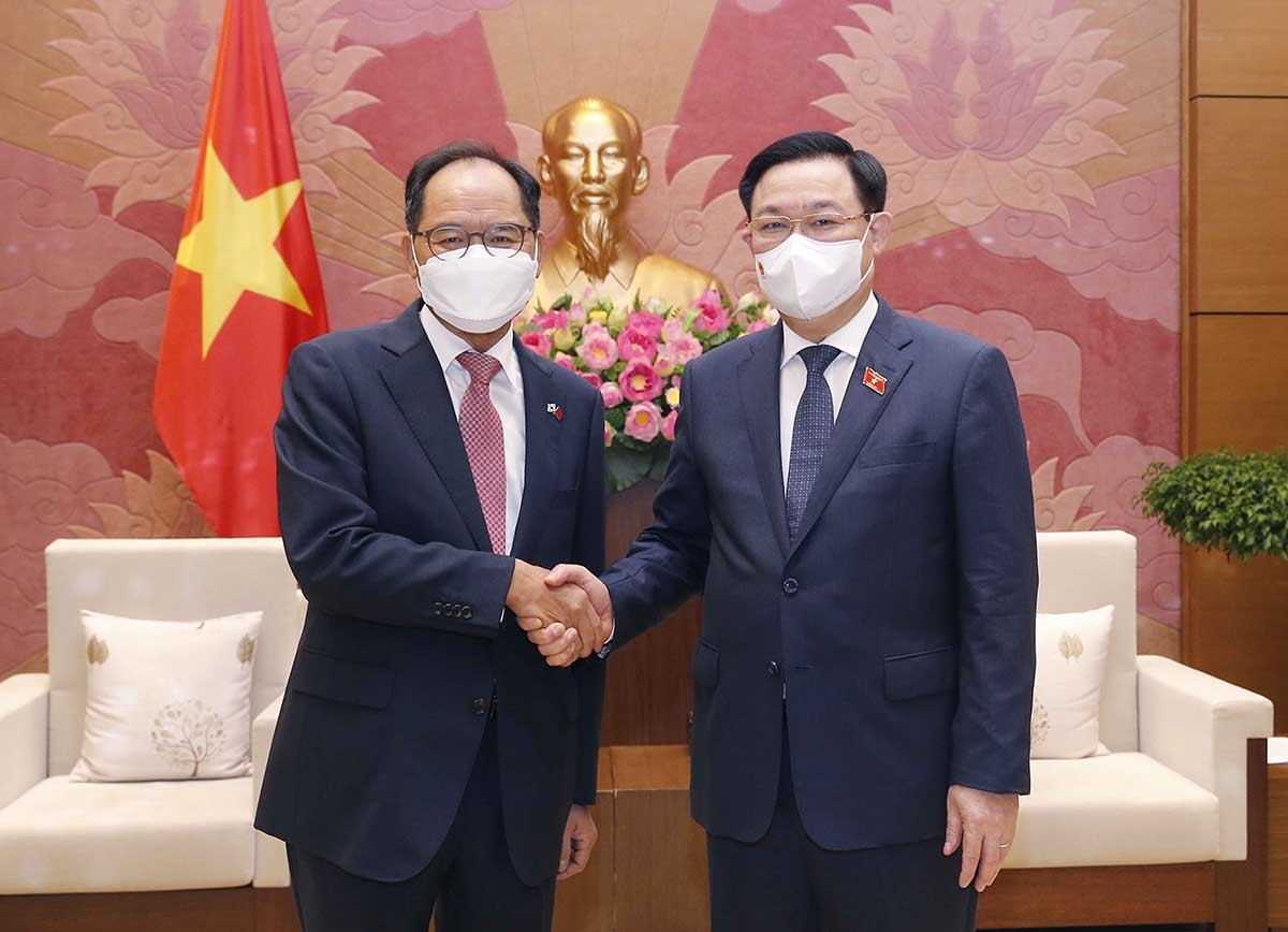 NA Chairman Vuong Dinh Hue hosts RoK, India Ambassadors