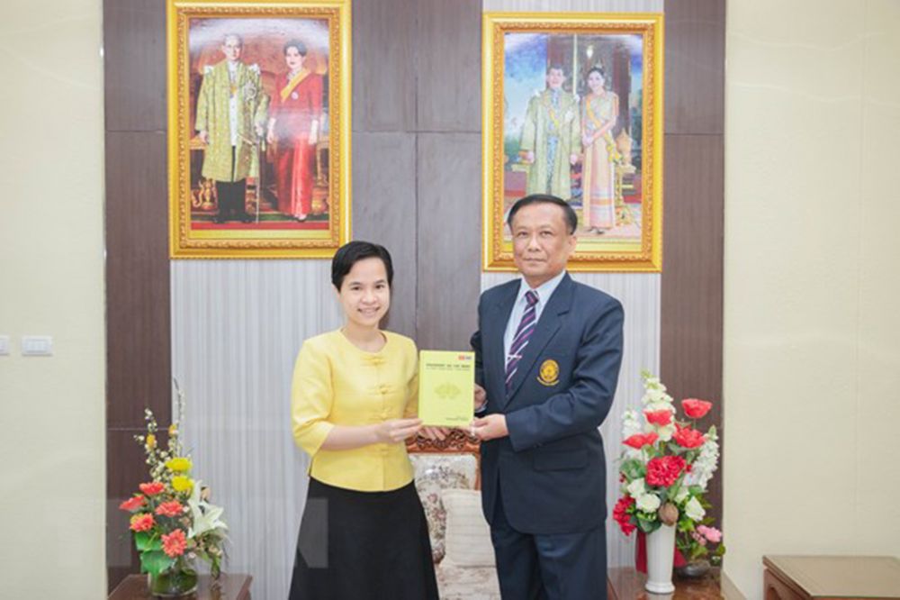 Trương Thị Hằng trao tặng sách cho PGS. TS. Kittisak Samuttharak, Hiệu trưởng Đại học Rajabhat