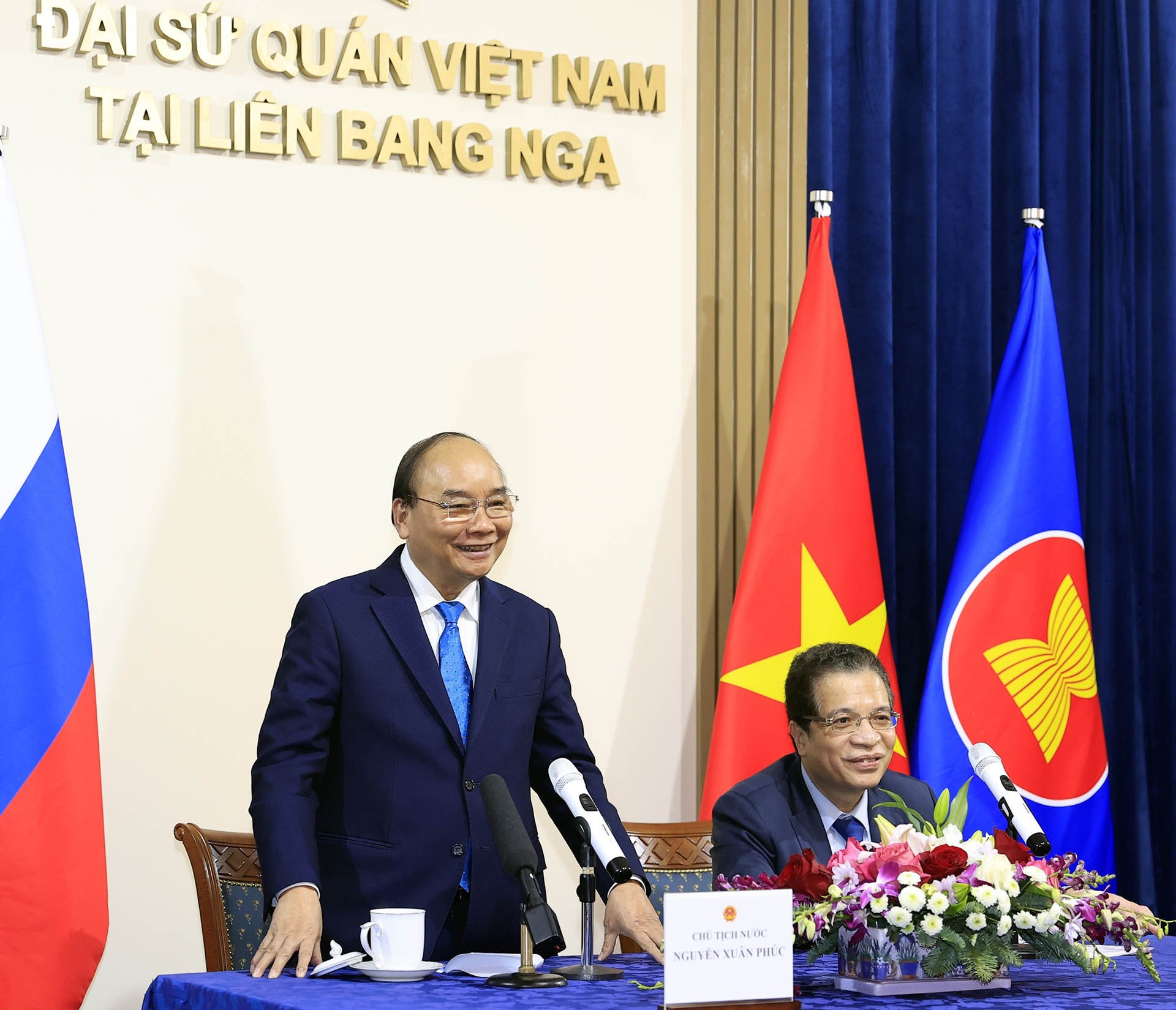 President Nguyen Xuan Phuc meets embassy's staff in Russia President Nguyen Xuan Phuc meets embassy's staff in Russia