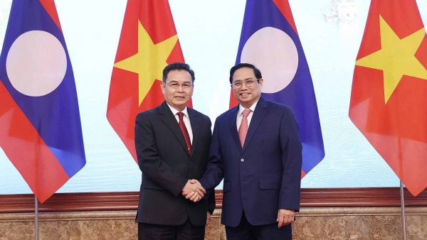Viet Nam to stay side by side to help Laos in COVID-19 fight: Prime Minister