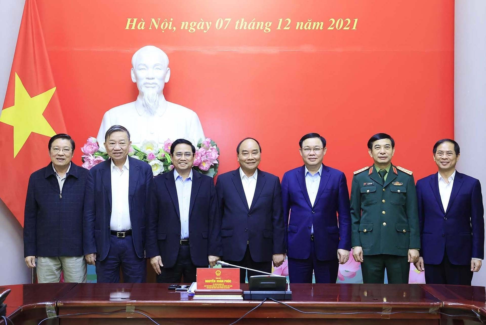 Đồng chí Nguyễn Xuân Phúc, Uỷ viên Bộ Chính trị, Chủ tịch nước, Chủ tịch Hội đồng Quốc phòng và An ninh, Thống lĩnh các lực lượng vũ trang nhân dân cùng các thành viên Hội đồng Quốc phòng và An ninh nhiệm kỳ 2021-2026. (Nguồn: TTXVN)