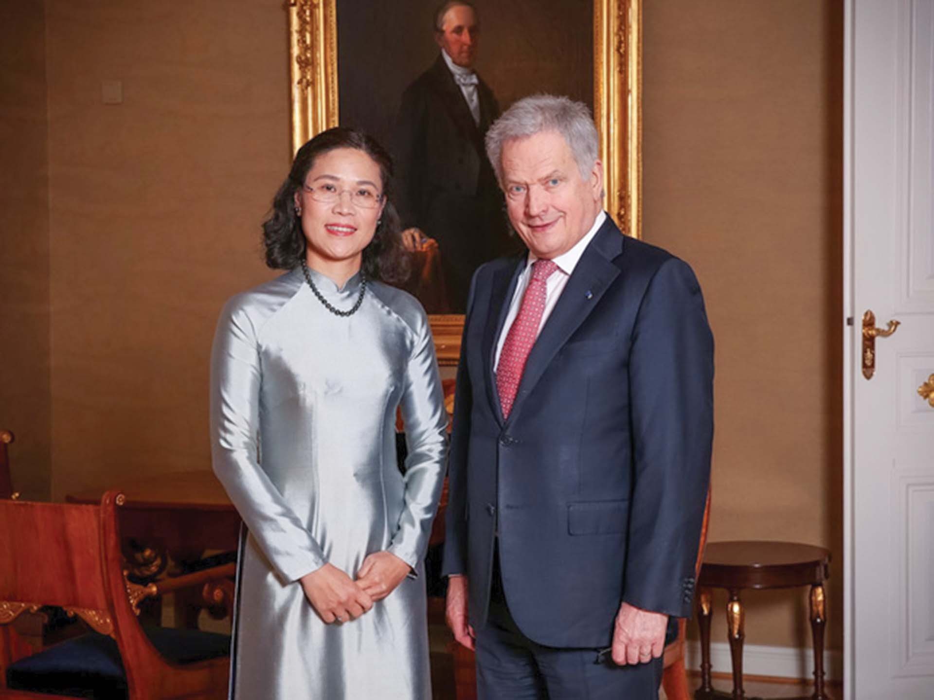 Tổng thống Phần Lan và Đại sứ Việt Nam Đặng Thị Hải Tâm.