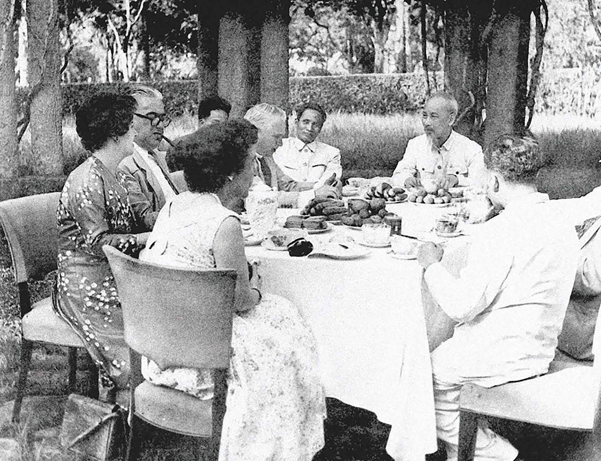 President Ho Chi Minh received a delegation of the UK Parliament members visiting Viet Nam on May 4, 1957. (Photo: Archive)