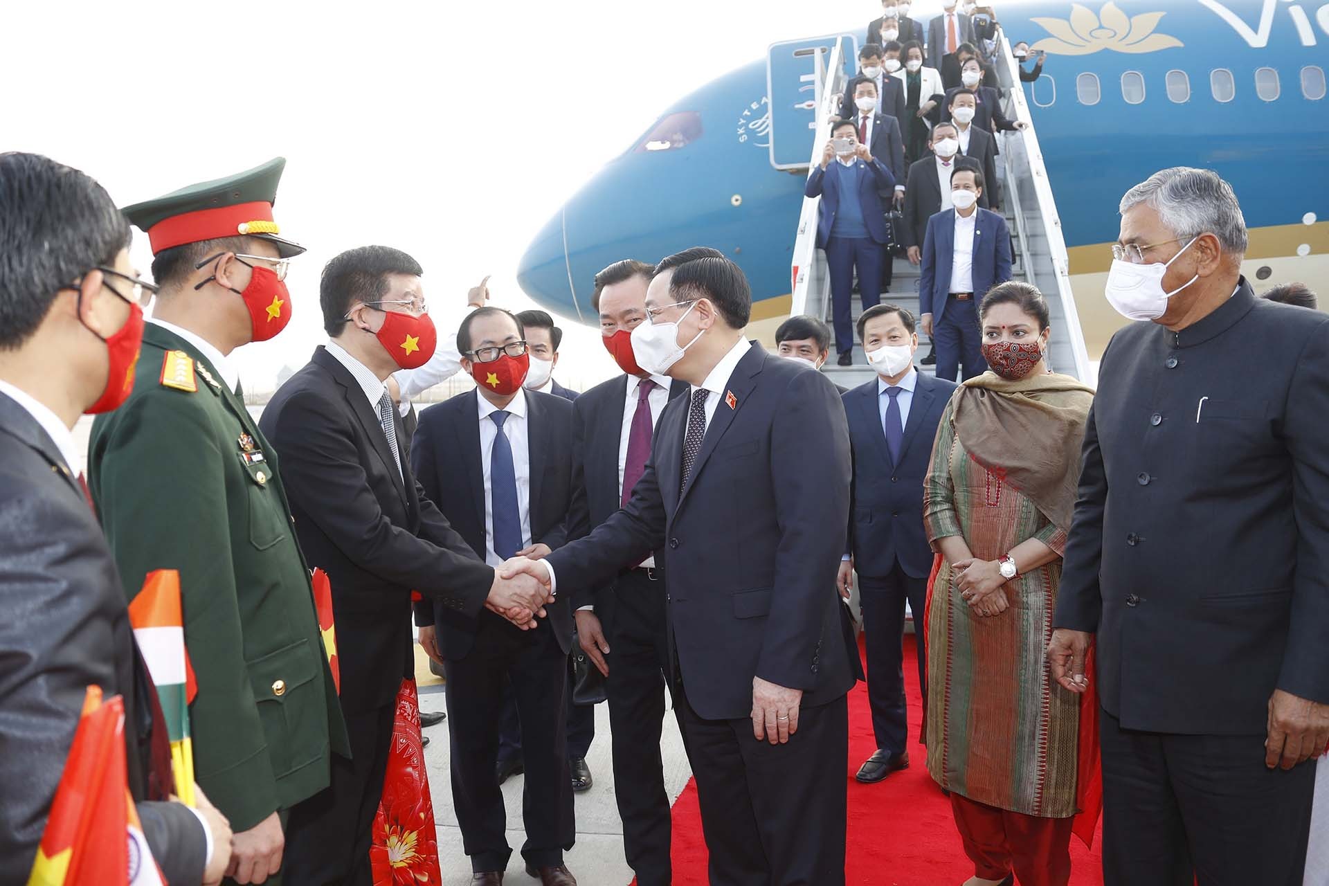 Top legislatorVuong Dinh Hue arrives in New Delhi, beginning official visit to India