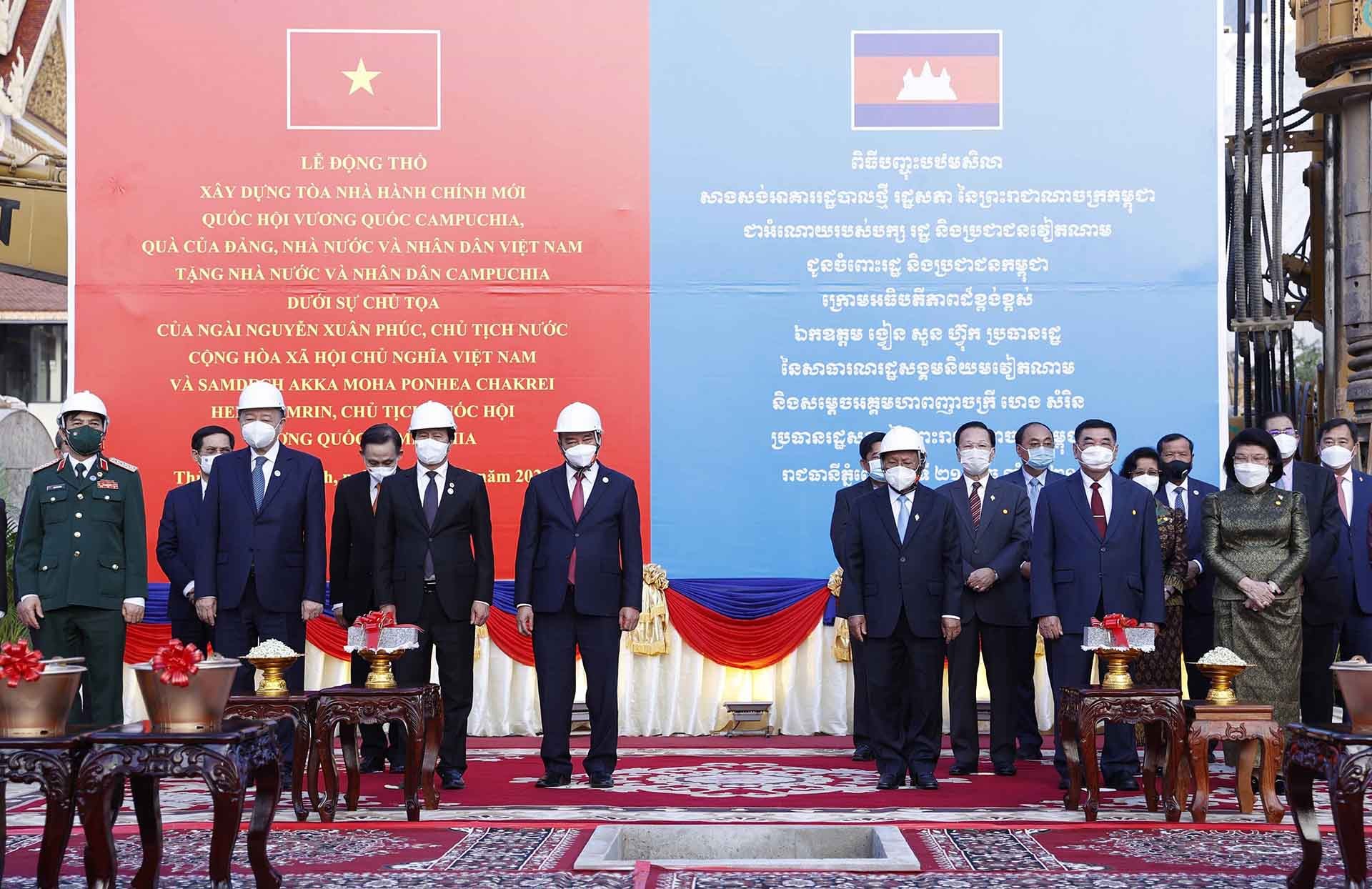 Chủ tịch nước Nguyễn Xuân Phúc và Chủ tịch Quốc hội Campuchia Heng Samrin cùng tham dự Lễ động thổ dự án xây dựng toà nhà hành chính mới của Quốc hội Vương quốc Campuchia. (Nguồn: TTXVN) Chủ tịch nước Nguyễn Xuân Phúc và Chủ tịch Quốc hội Campuchia Heng Samrin cùng tham dự Lễ động thổ dự án xây dựng toà nhà hành chính mới của Quốc hội Vương quốc Campuchia. (Nguồn: TTXVN)