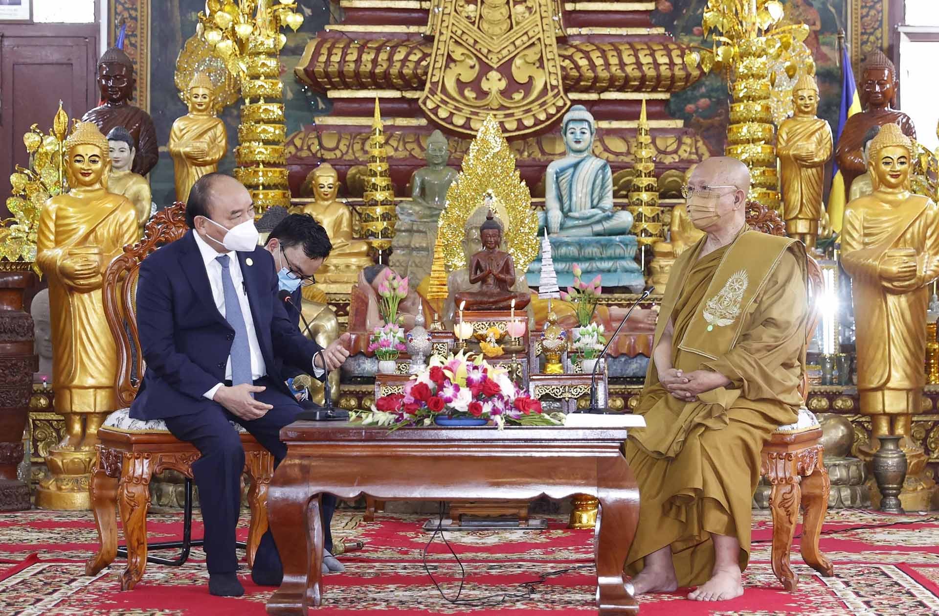 Chủ tịch nước Nguyễn Xuân Phúc thăm Đại tăng thống Bour Kry tại chùa Svay Pope. (Nguồn: TTXVN)