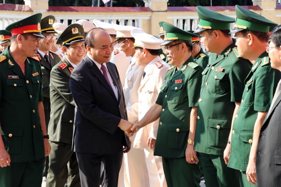 pm pays tet visits to armed forces residents in da nang city