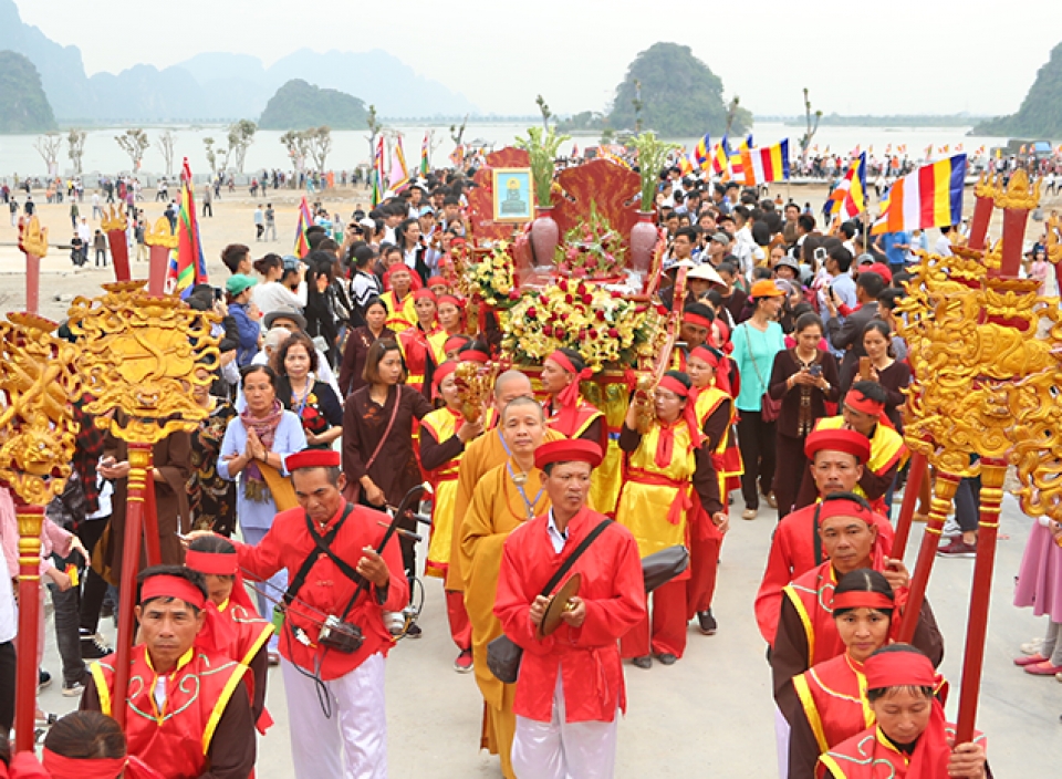 tam chuc pagoda festival opens in ha nam province
