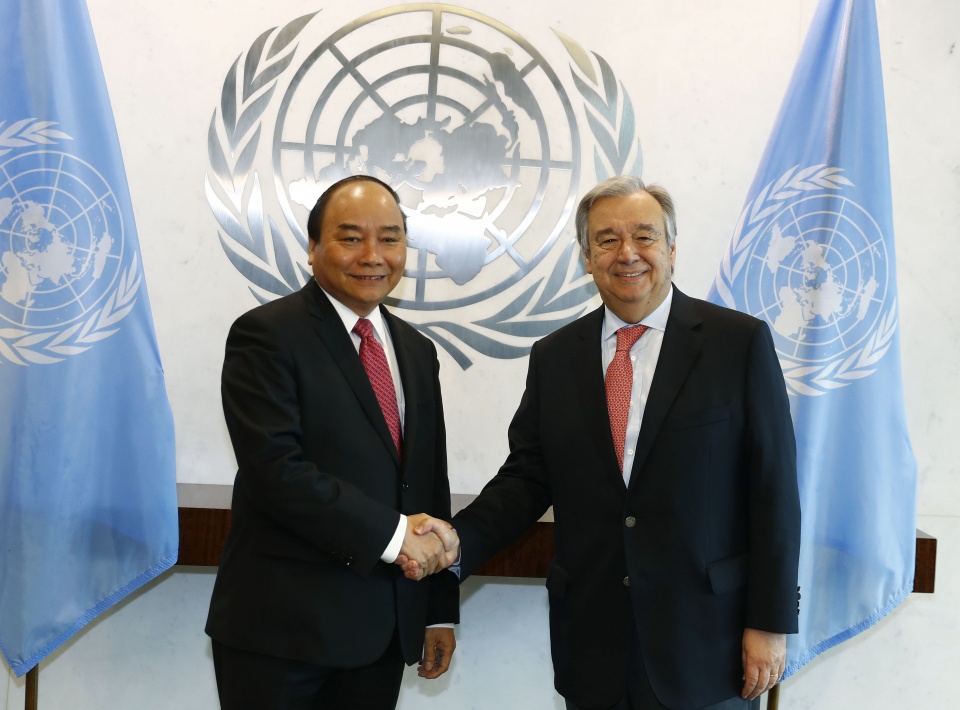 pm nguyen xuan phuc holds talks with un secretary general