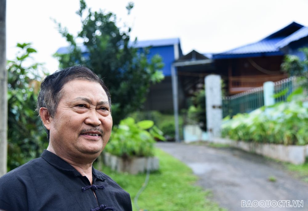 The man to be given the pioneering seal in Sin Thau commune The man to be given the pioneering seal in Sin Thau commune