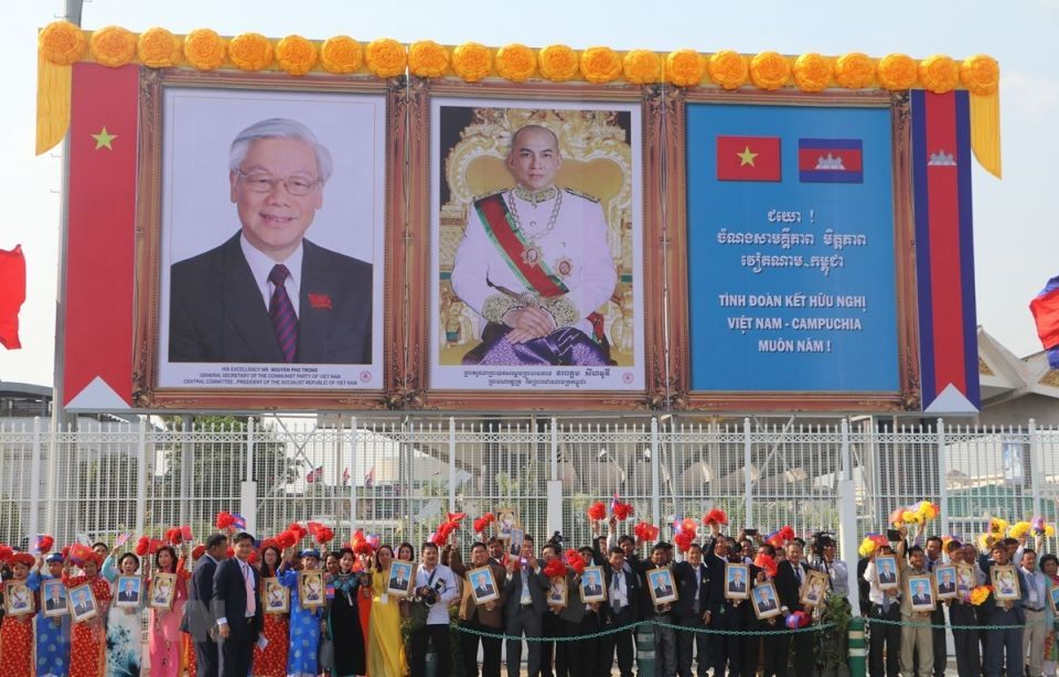 Photo: Cambodian people welcomed Party Secretary and President Nguyen Phu Trong at Pochenton Airport, February 2019.